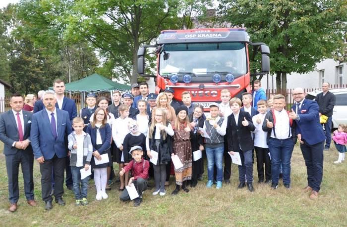 Patriotyczne śpiewanie i poświęcenie wozu