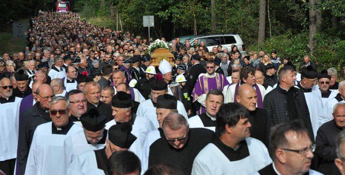 Tłumy na pogrzebie ks. Zenona Kiciora. Stąporków pożegnał proboszcza, strażacy z powiatu kapelana (zdjęcia)