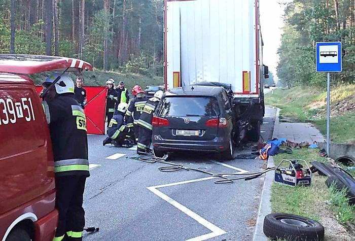 Śmierć o poranku. Volkswagen wbił się pod naczepę tira!