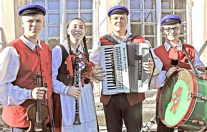 Ludowa muzyka królowała w parku