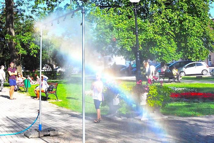 Dwie kurtyny dla ochłody w centrum Końskich