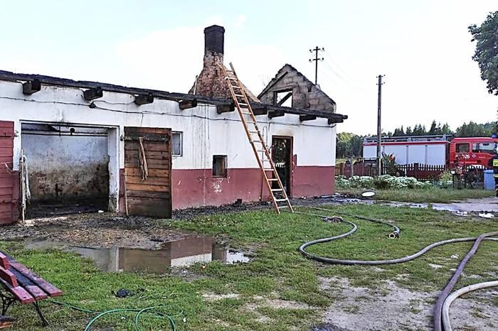 Od iskier z dziury w kominie spalił się budynek gospodarczy