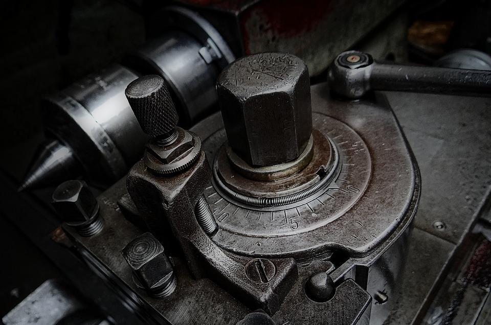 Dlaczego urządzenia CNC są lepsze, niż ich konwencjonalne odpowiedniki?