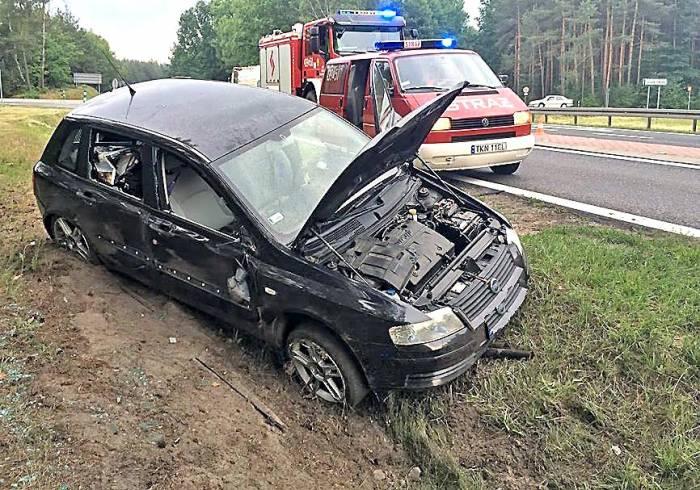 Ominął sarnę, rozbił auto w rowie