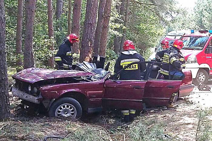 Pijany bez prawa jazda wiózł dwóch pasażerów. Roztrzaskał auto o drzewo!