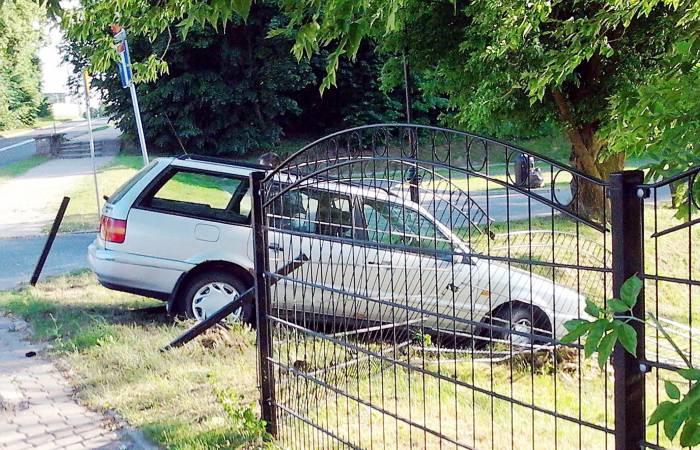 Motorem w słup, volkswagenem w płot