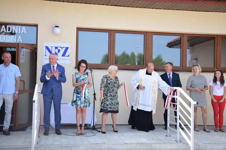 Przecięli wstęgę, otworzyli Ośrodek Zdrowia w Gowarczowie