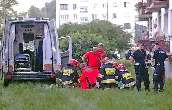 Pijany wypadł z czwartego piętra. W ciężkim stanie jest w szpitalu