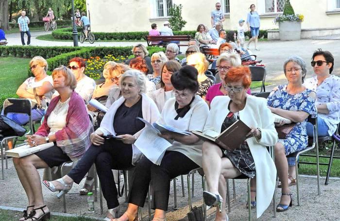 Wiatr niósł strofy przez park i podwajał echem. W parku czytali 