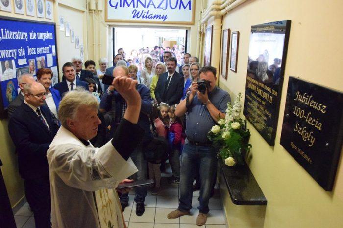 100-lecie szkoły w Rogowie. Poświęcono tablicę, przyjaciele otrzymali pamiątkowe statuetki (wideo, zdjęcia)