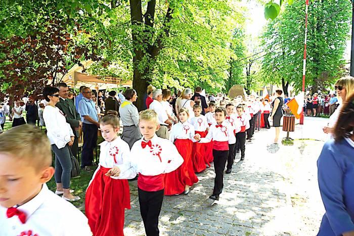 Biało-czerwone świętowanie przed pomnikiem