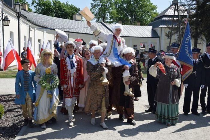 Żywy obraz Matejki w centrum parku! Zobacz, jak radośnie świętowano w Końskich (wideo, zdjęcia)