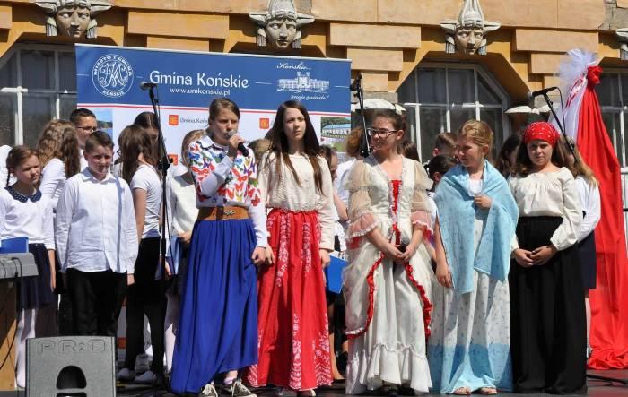 Święto Flagi w Końskich. Wyklejali biało-czerwone serca (galeria zdjęć)