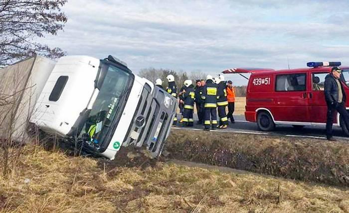 Mercedes z przyczepą wpadł do rowu