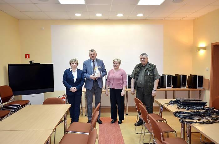 Przekazali komputery