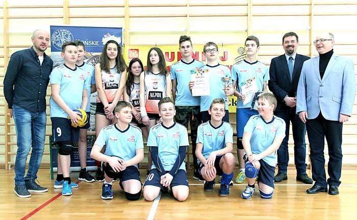 SP Nieświń z głównym trofeum