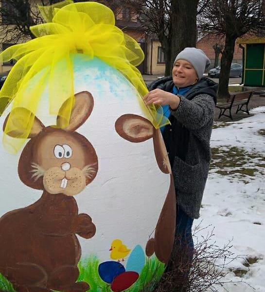 Pisanka z zającami stanęła w centrum