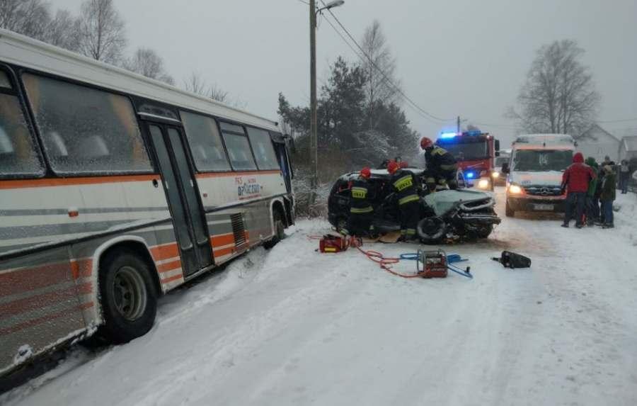 Tragedia w Nałęczowie. Dwie osoby nie żyją po zderzeniu z autobusem