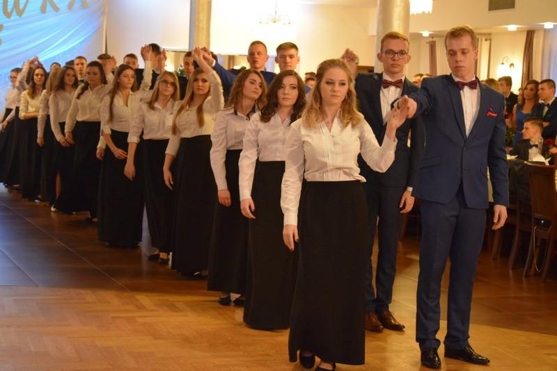To była największa tegoroczna studniówka. Balowali maturzyści z II LO (zdjęcia)