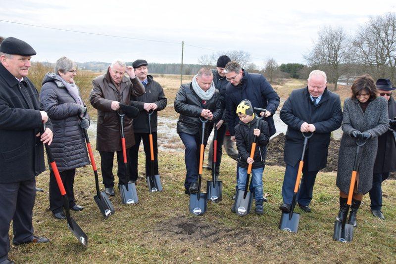 Rusza budowa zalewu. Burmistrz z marszałkiem i starostą wkopali łopaty (zdjęcia, wideo)