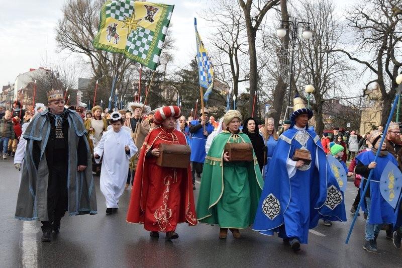 Tłumy szły za Orszakiem Trzech Króli w Końskich (zdjęcia, wideo)