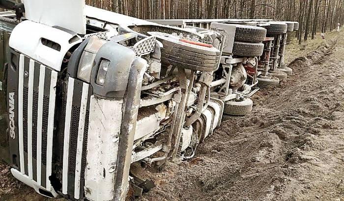 Ciężarówki wjechały do rowów drogi DK74