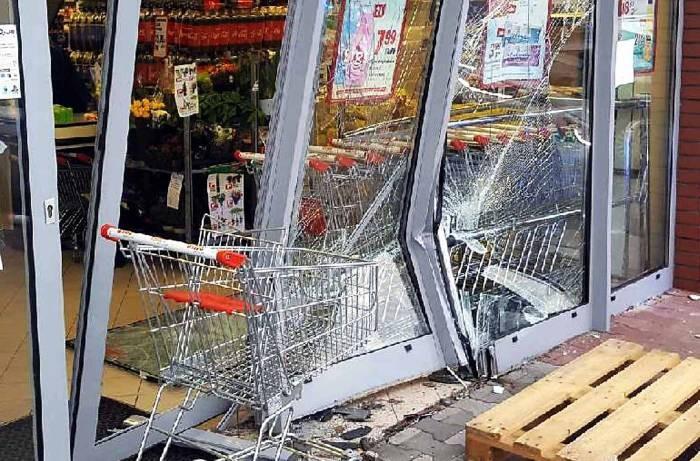 Pomylił gaz z hamulcem i wjeżdżał do sklepu