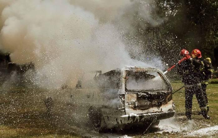Dwa razy podpalili sklep, od którego zajęły się opel i skoda
