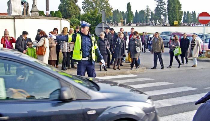 Jak dojechać? Zmieniona organizacja ruchu przy cmentarzach
