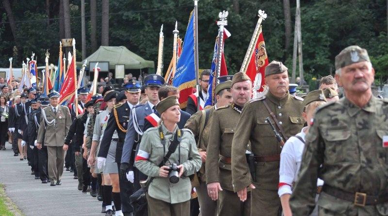Patriotycznie na cmentarzu i w kolegiacie (zdjęcia)