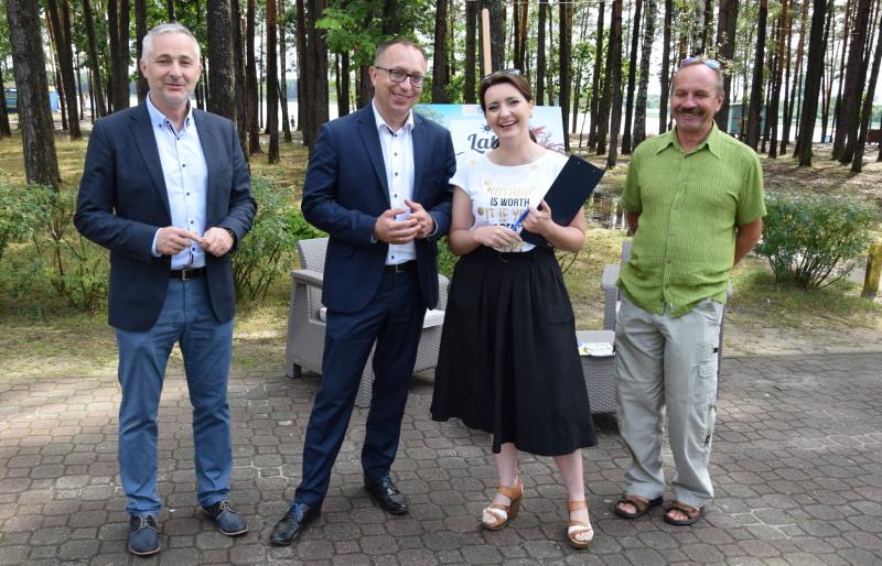 Posłowie z letnią akcją w terenie