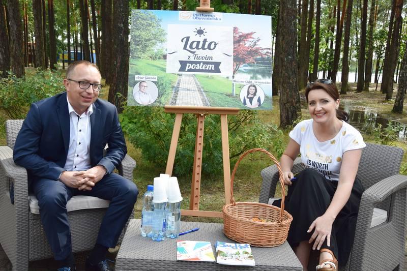 Posłowie PO ze swoim mobilnym biurem gościli w Sielpi (zdjęcia)