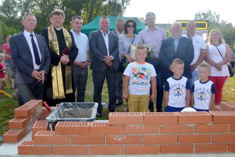 Cegły pod przedszkole wmurowane