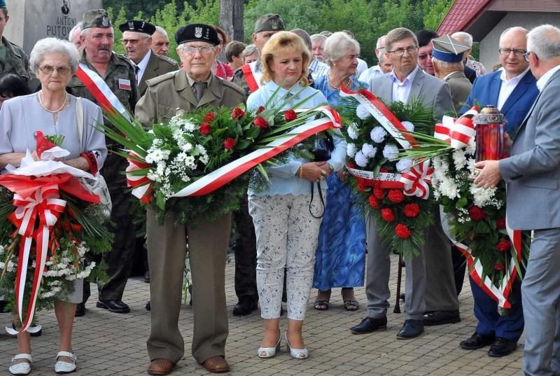 Nie zapominają o bohaterach wydarzeń sprzed 73 lat (zdjęcia)