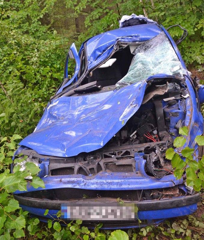 Volkswagen wypadł z drogi i uderzył w drzewo