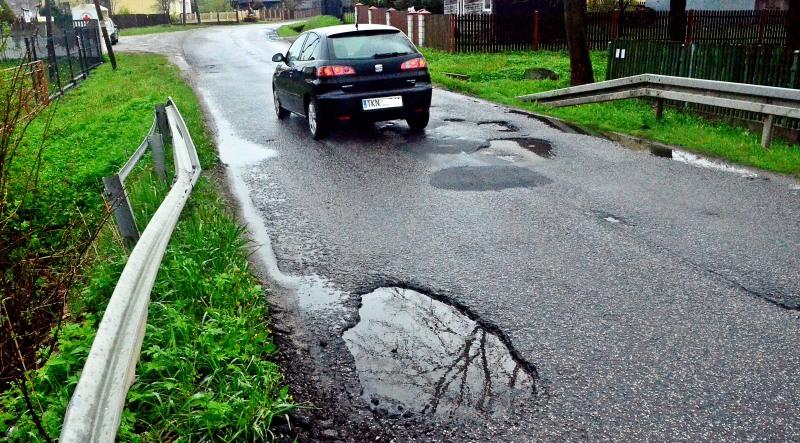 Dziurawe drogi znów na ostrzu noża