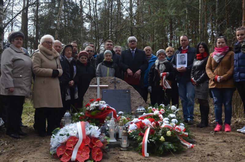 Dwie łuski ze śmiertnych nabojów wmurowane w obelisk