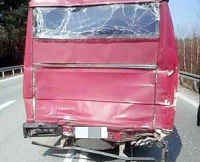 Wypadek kursowego busa. Trzy osoby w szpitalu