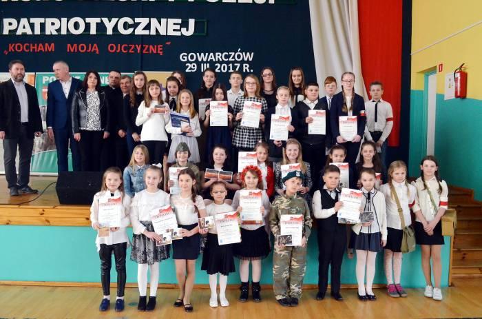 Recytowali i śpiewali z miłością do ojczyzny