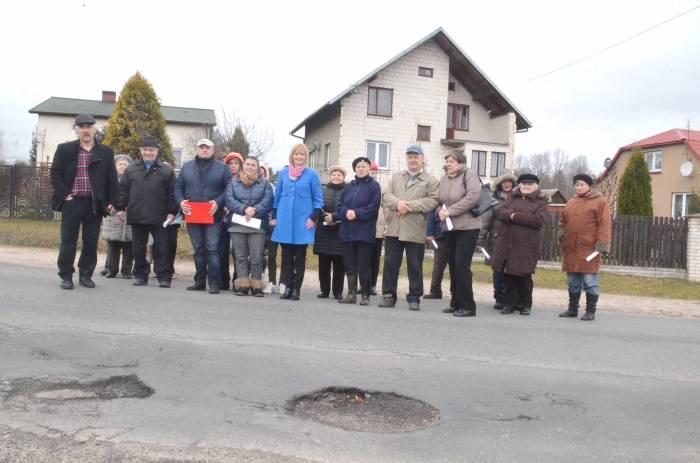 Mają dość pofalowanej i dziurawej drogi