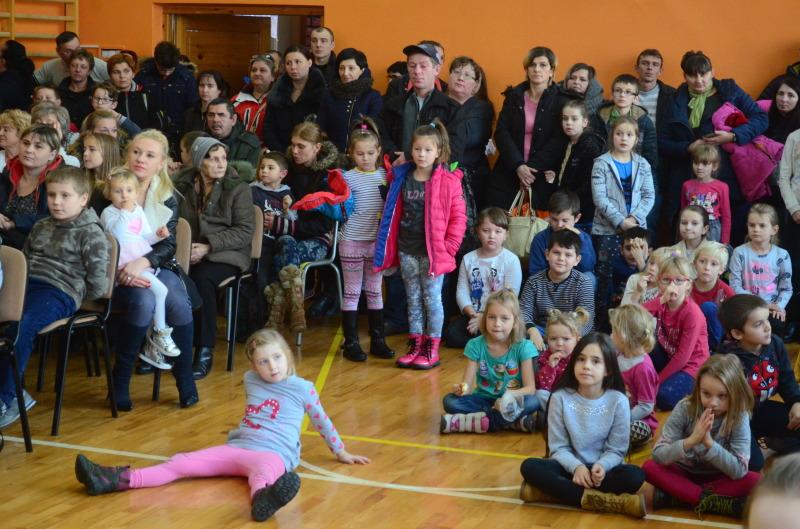Rozdali 300 paczek ze słodyczami