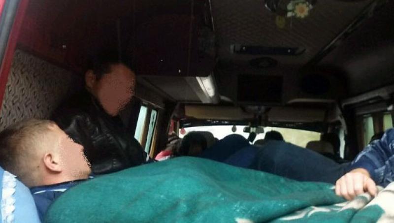 Bus wypełniony pasażerami do granic możliwości