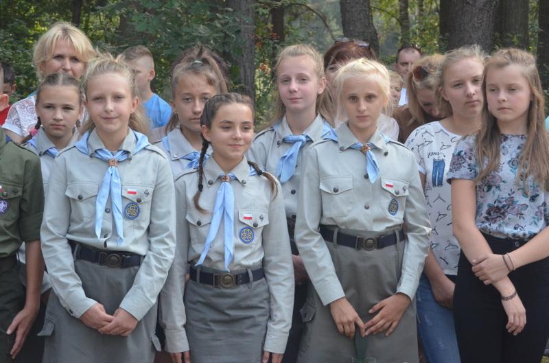 Uroczystość na skraju lasu