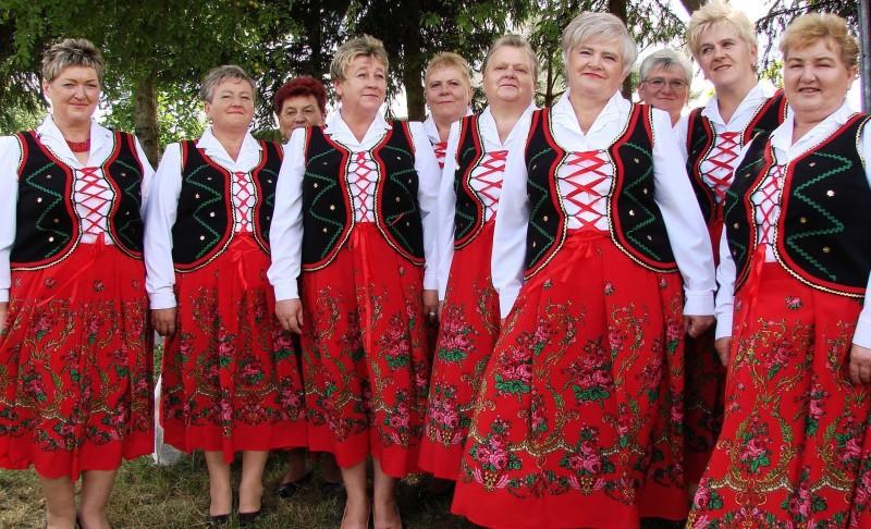 Śpiewa zespół Kalinka