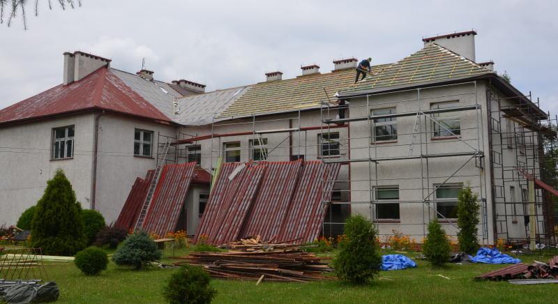 Wymieniają dachy na szkołach