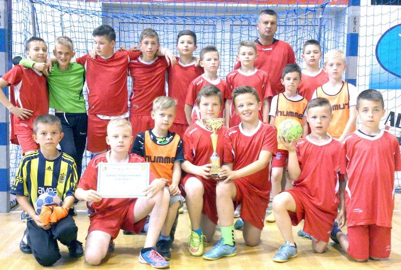 SP Królewiec ponownie z pucharem burmistrza