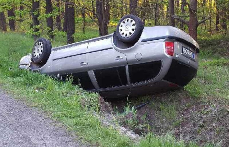 Skoda dachowała i wpadła do rowu