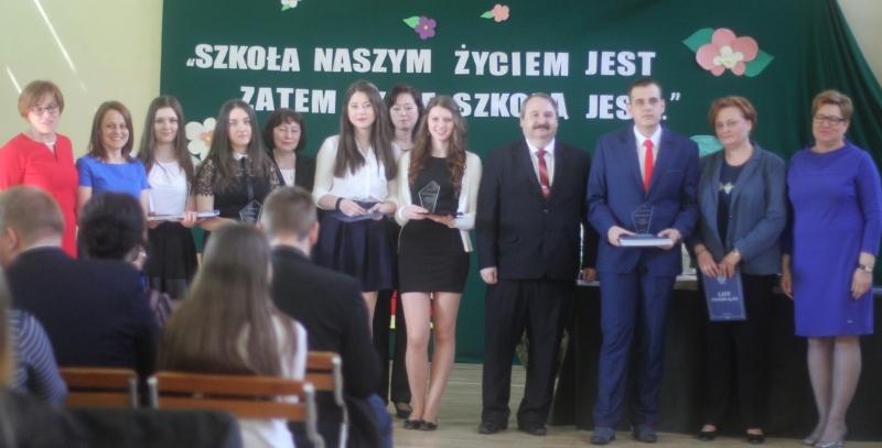 Wręczyli nagrody i... umowy o pracę w magistracie!