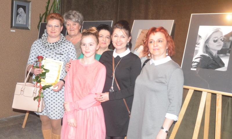 Wiele kolorów kobiety na jednej wystawie