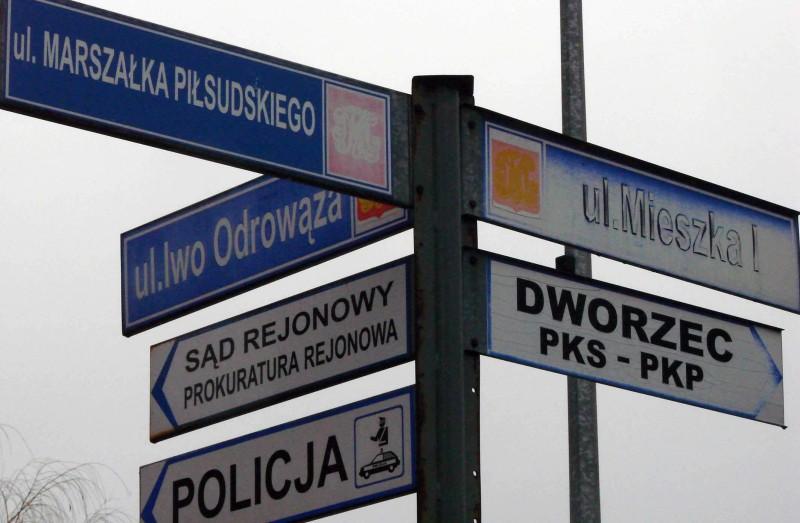 Szpecą miasto i dezinformują